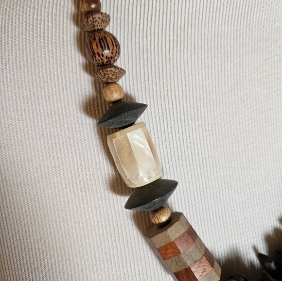 BEAUTIFUL Chunky Wooden Beads statement necklace. - Picture 2 of 8